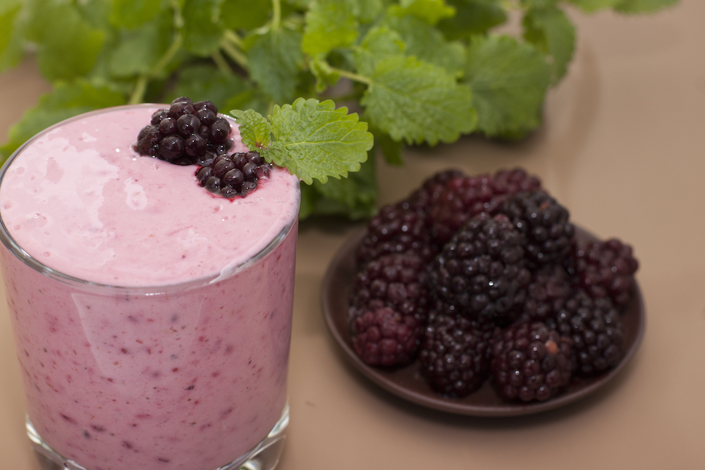 How blackberry powder is used in the production of desserts, ice creams, and shakes